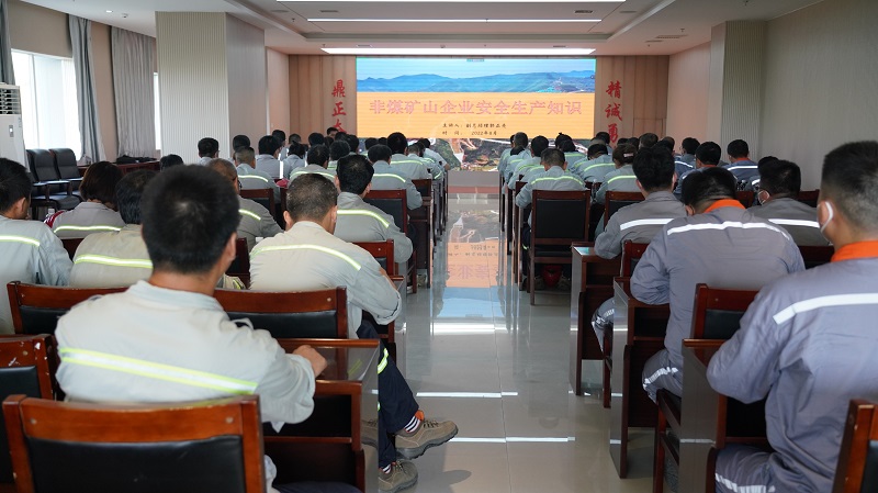 生態(tài)水泥公司非煤礦山企業(yè)安全生產(chǎn)知識視頻培訓會(huì )在富平公司舉行